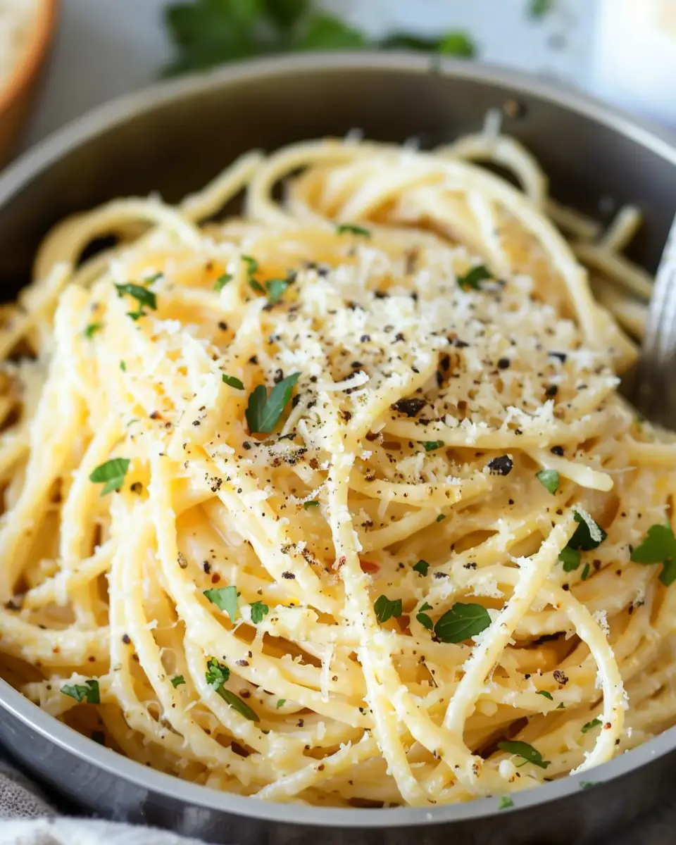 One Pot Garlic Parmesan Spaghetti with Turkey Bacon: Easy &amp; Delicious